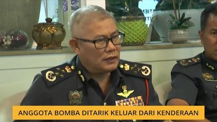 Anggota bomba ditarik keluar dari kenderaan