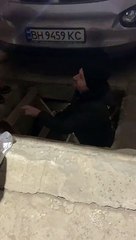 Ukrayna Odessa'da yaşayan Türk aile Rus saldırılarından korunmak için sığınağa indi