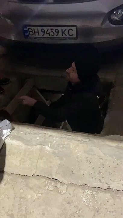 Ukrayna Odessa'da yaşayan Türk aile Rus saldırılarından korunmak için sığınağa indi