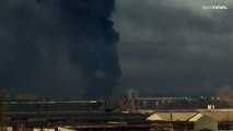 شاهد: أعمدة الدخان تتصاعد من مطار تشوجويف العسكري الأوكراني عقب قصف روسي