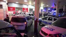 İzmir'de bıçaklı kavga: 1'i polis, 8 yaralı