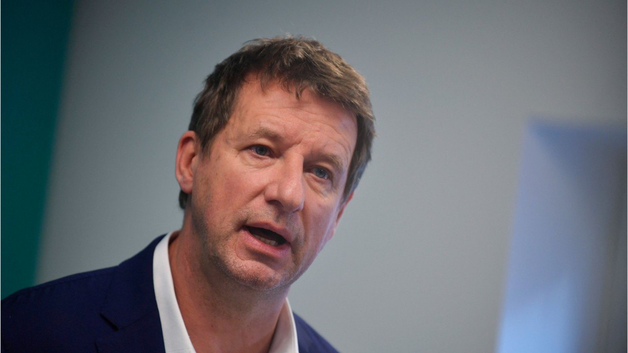 GALA VIDÉO - “Il faut donner le change” : Yannick Jadot secoué par la mort de son père en pleine campagne électorale