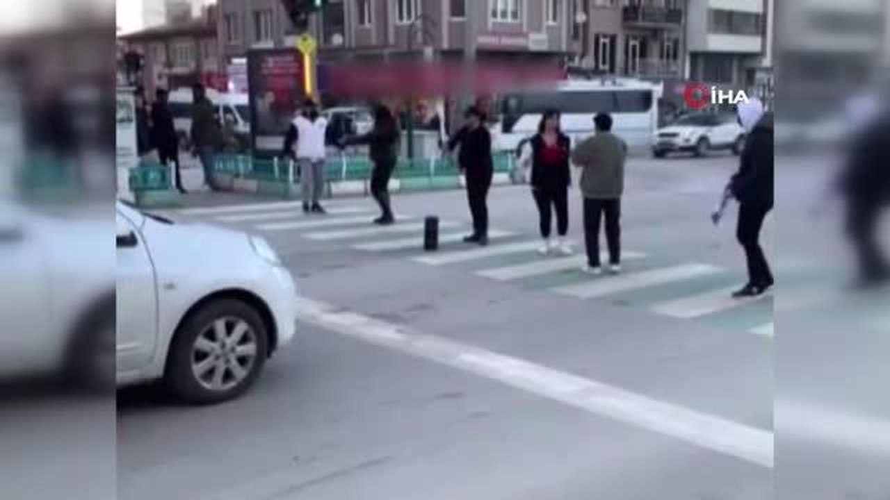 Kütahya'da bir grup genç, şehrin en işlek caddelerindeki trafik ışıklarında oyun havası oynadı
