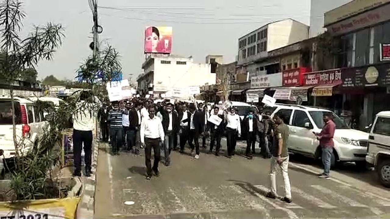 वकीलों ने कलक्टर के खिलाफ खोला मोर्चा, पुतला फू...