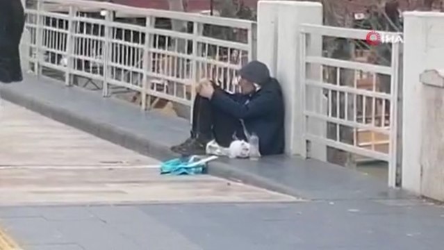 Zabıta ekibini gören dilenci bir anda ayaklanıverdi