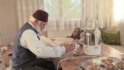 Emekli imam felçli eşine sevgi ve özenle bakıyor