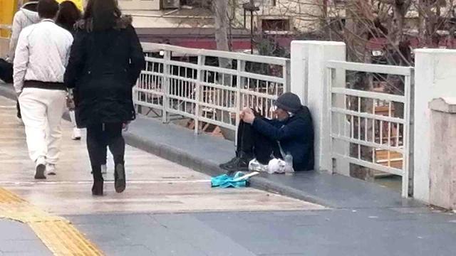 Son dakika gündem: Manavgat'ta zabıta ekibini gören dilenci bir anda ayaklandı... O anlar kameralara yansıdı