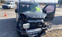 Aksaray'da hafif ticari araçla otomobil çarpıştı: 2 yaralı