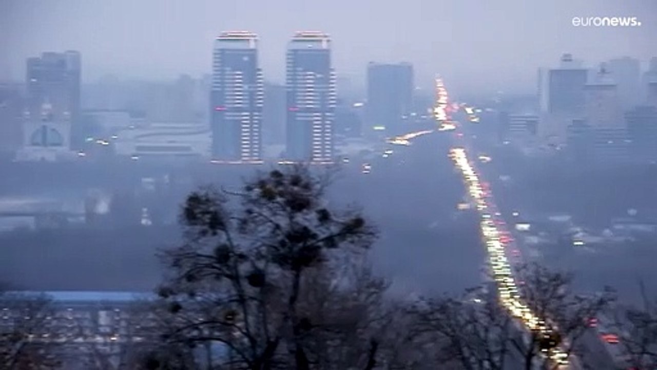 شاهد: طوابير طويلة من السيارات مع مغادرة الأوكرانيين لكييف بالتزامن مع الغزو الروسي