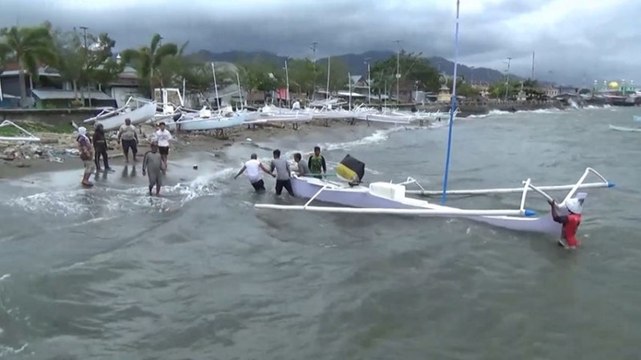 Dihantam Gelombang Tinggi, Nelayan Angkat Perahu ke Daratan