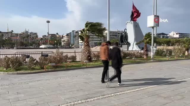 İskenderun'da fırtına... Binaların çatısı uçtu, kopan beton parçaları araçlarda hasara neden oldu