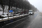 Bolu Dağı'nda yoğun kar yağışı etkili oluyor