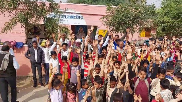 दौसा. ग्रामीणों का फूटा गुस्सा, मोहनपुरा विद्यालय पर जड़ा ताला