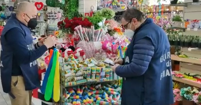 Carnevale, oltre 1 milione di articoli contraffatti e pericolosi sequestrati tra Napoli e provincia (24.02.22)