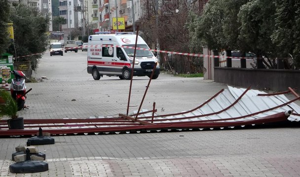 Osmaniye’de ağaçlar devrildi, çatılar uçtu