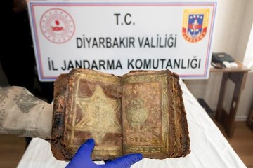 İbranice el yazmalı kitap ve fermanı 20 bin dolara satarken yakalandılar