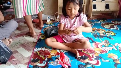 Makan cemilan dan es doger