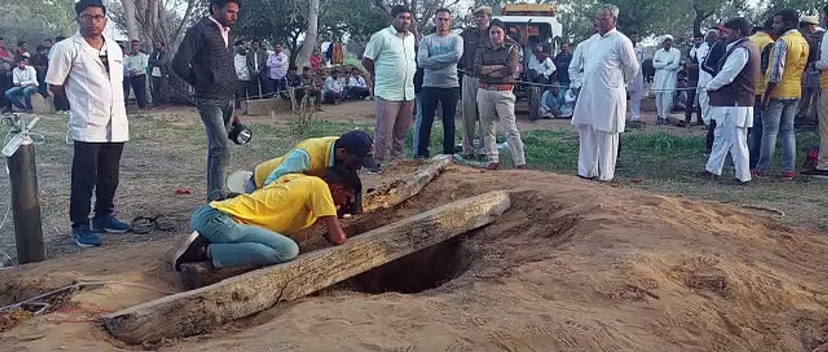 बोरवेल के गड्ढे में गिरा चार वर्षीय मासूम, रेस्क्यू ऑपरेशन जारी