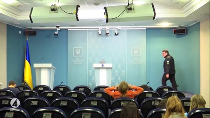 Lång kö till passkontoret i Ukraina – Iryna ”En försiktighetsåtgär…  TV4Nyheterna  TV4 & TV4 Play