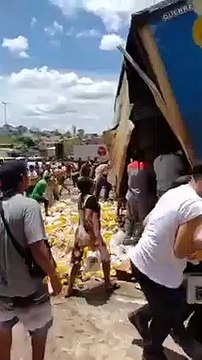 Carreta carregada de cerveja tomba e carga é saqueada