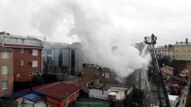 Ataşehir'de 3 katlı binanın çatı katı alevlere teslim oldu