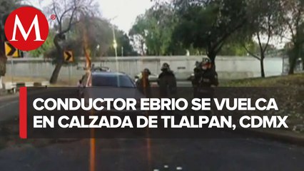 Vialidad cerrada por volcadura de camioneta