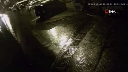 Virajı alamayan İETT otobüsü otomobile çarptı: O anlar kamerada