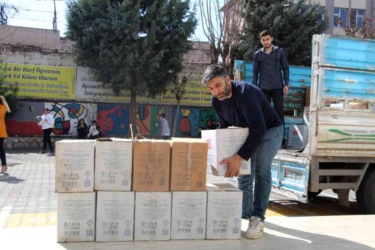 Genç çiftten örnek davranış: 50 okula 40 bin adet dezenfektan bağış