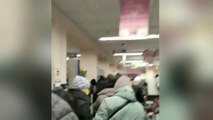 Guerre en Ukraine: des habitants se ruent au supermarché et devant les pharmacies à Kharkiv