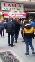 Скачать видео: Sokak röportajlarıyla tanınan Arif Kocabıyık: Kendilerini ülkücü olarak tanıtan grubun saldırısına uğradık