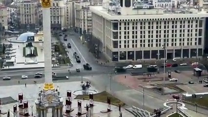 Download Video: Las fuerzas rusas entran en la región de Kiev y atacan un aeropuerto militar clave