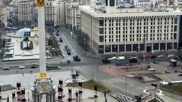 Las fuerzas rusas entran en la región de Kiev y atacan un aeropuerto militar clave