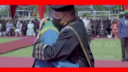 Jenderal Dudung  Menangis Peluk Wisudawan Miskin yang Kini Jadi Prajurit TNI