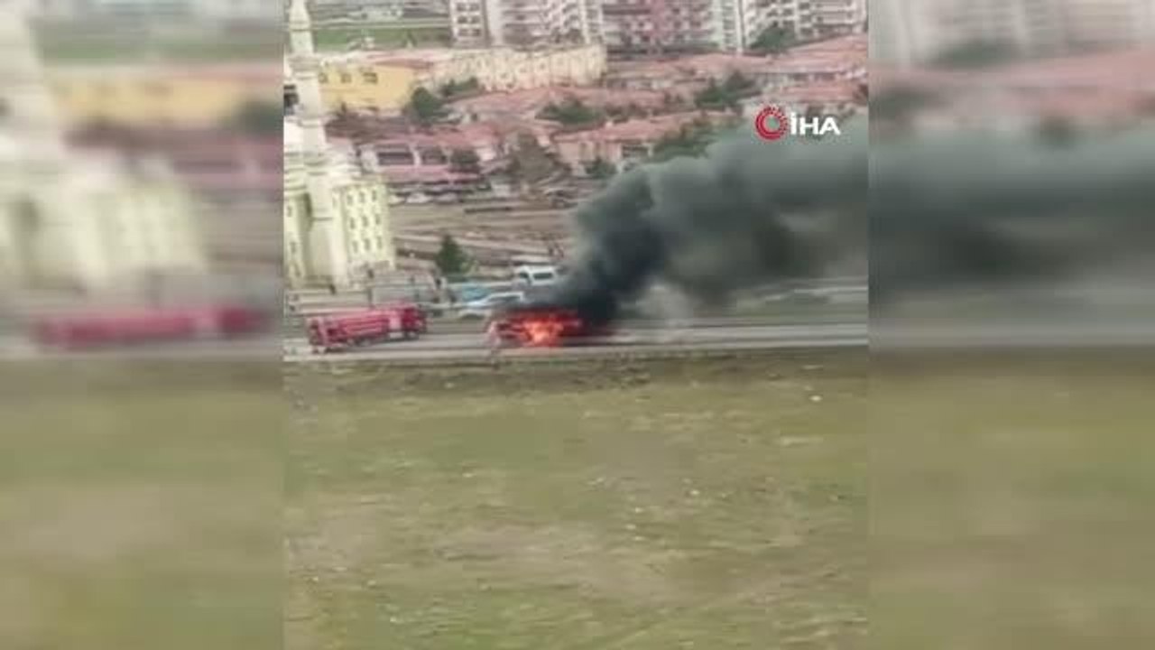 Yolcu dolu minibüs bir anda alevlere teslim olarak kullanılamaz hale geldi