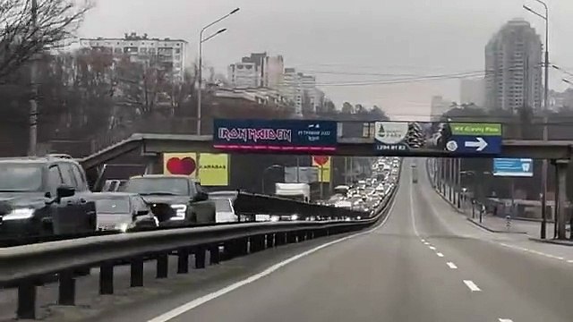 Miles de ucranianos buscan salir de Ucrania después de los ataques de Rusia