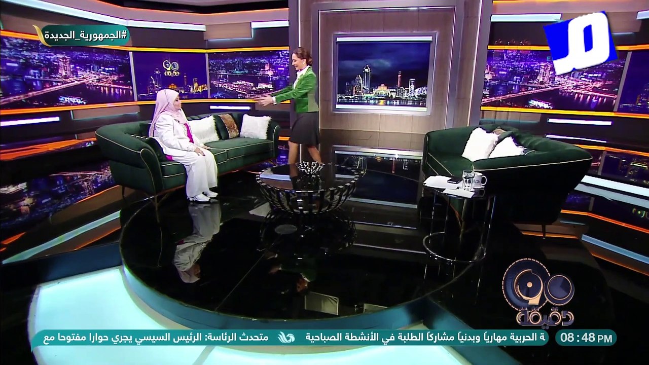 بسمة وهبة تقبل يد مديحة حمدي على الهواء