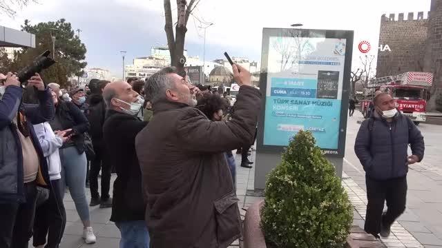 İntihar eden şahsı görünce sosyal medyadan canlı yayın yaptılar