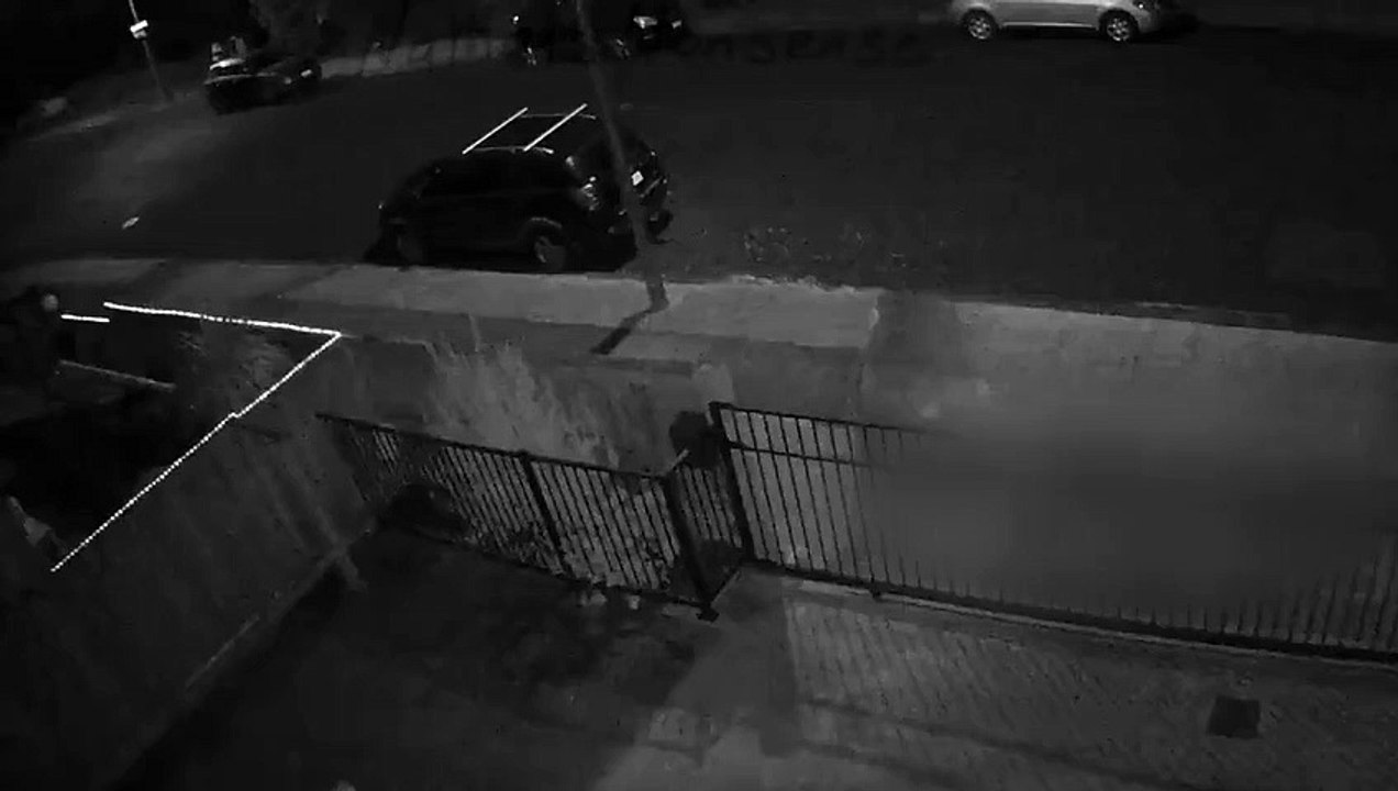 Angleterre : Des jeunes roulent avec leurs potes sur le capot en pleine nuit et défoncent une voiture garée !