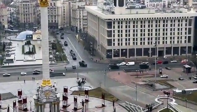 Las fuerzas rusas entran en la región de Kiev y atacan un aeropuerto militar clave