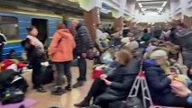Rusya'nın Ukrayna'ya yönelik başlattığı saldırılarına karşı Kharkiv'deki insanlar metroya sığındı