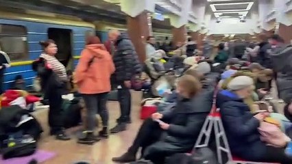Rusya'nın Ukrayna'ya yönelik başlattığı saldırılarına karşı Kharkiv'deki insanlar metroya sığındı