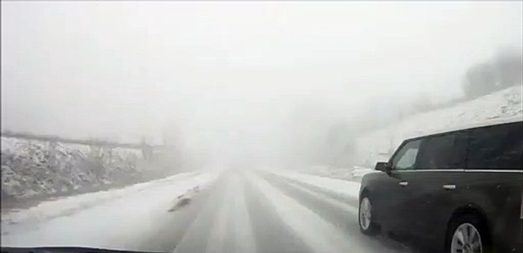Ce conducteur réussit l'impossible et évite le pire sur une route enneigée... très bon reflexe