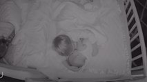 Un petit garçon de 4 ans se lève pendant la nuit pour veiller sa petite sœur de 7 mois qui dort