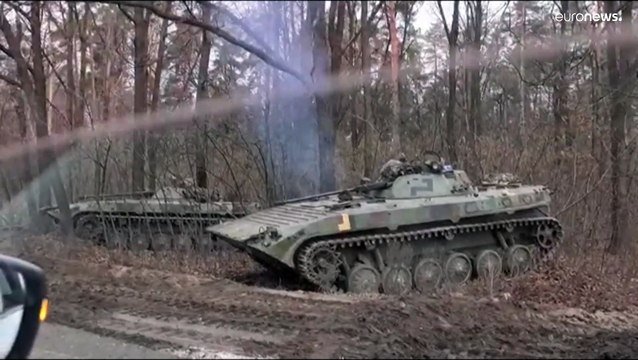 شاهد: الجيش الأوكراني ينشر الدبابات والعربات المدرعة على مداخل العاصمة كييف