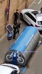 Una mujer se golpea tras haber sido multada por aparcar encima de la acera