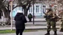 Ukraynalı kadından Rus askere: “Silahları bombaları bırakın”