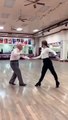 Anciano de 96 años se luce bailando con su profesora en clases. Enseñó que no hay edad para aprender
