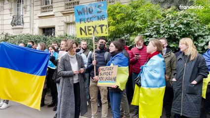 "La Russie n'a rien à faire sur la terre ukrainienne" : des manifestants protestent devant l'ambassade russe à Paris