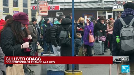 Invasion russe en Ukraine : les Ukrainiens, sous le choc, tentent de fuir le pays