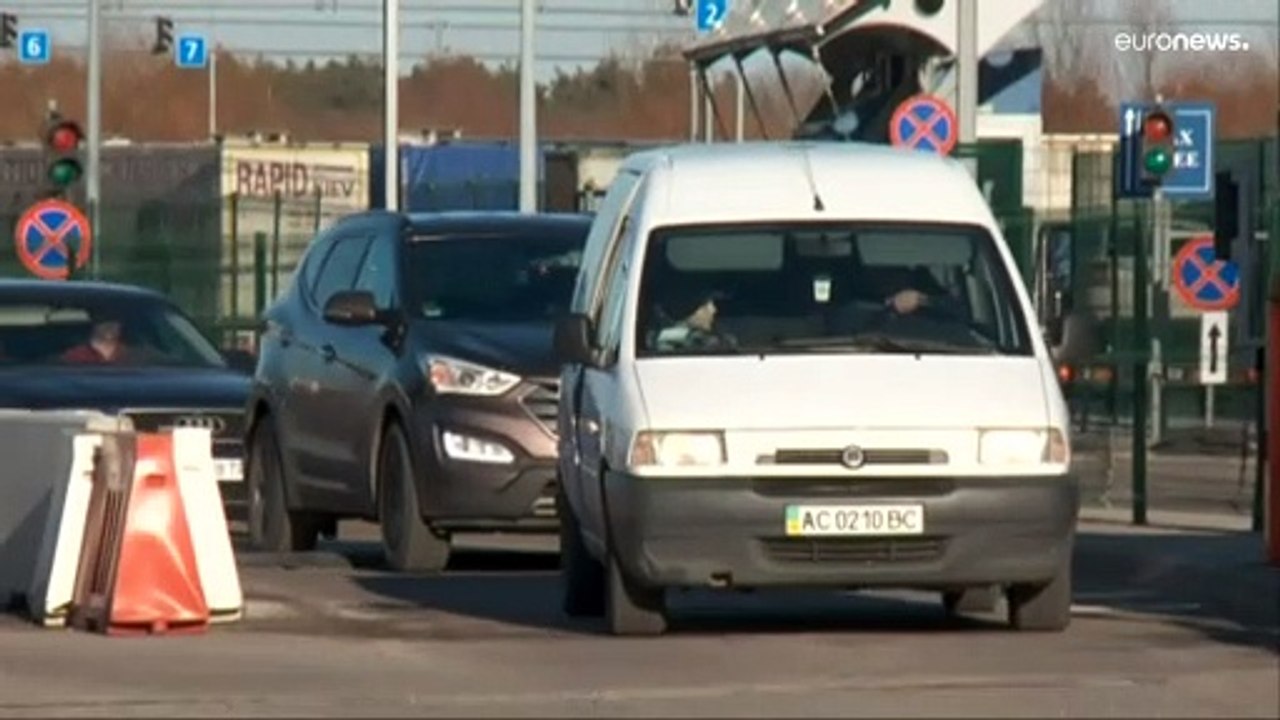 شاهد: أوكرانيون يعبرون الحدود مع بولندا بعد الغزو الروسي